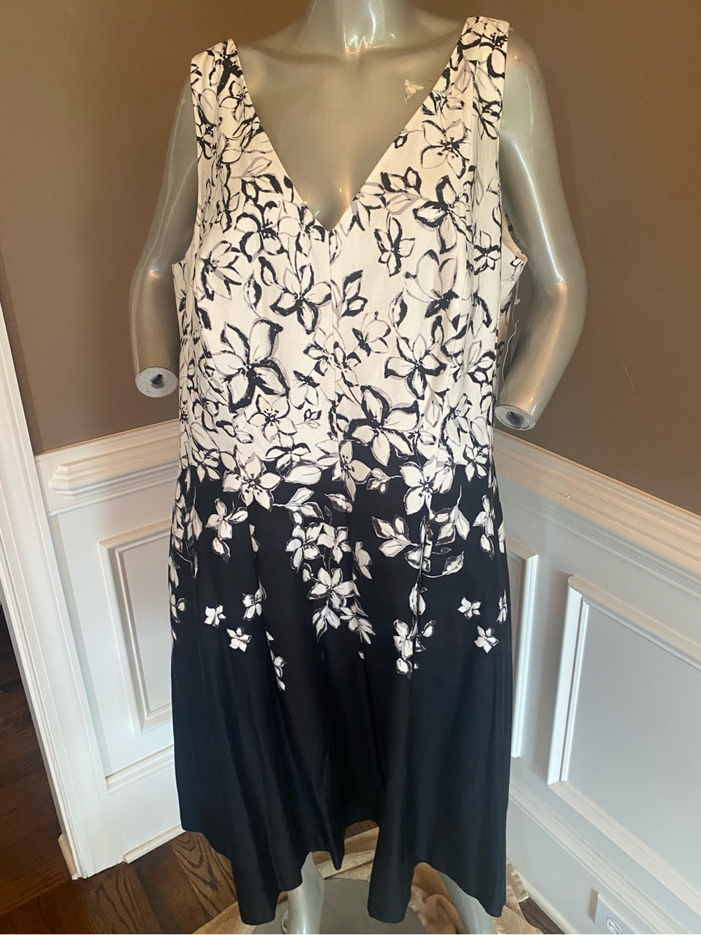 NWT Sleeveless Black & White Floral V-Neck Fit and Flare Dress size 20W